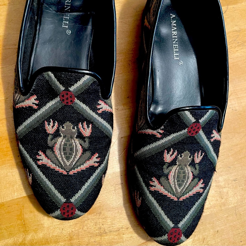 Fun frog flats! Fabric with leather trim on both outside & inside.